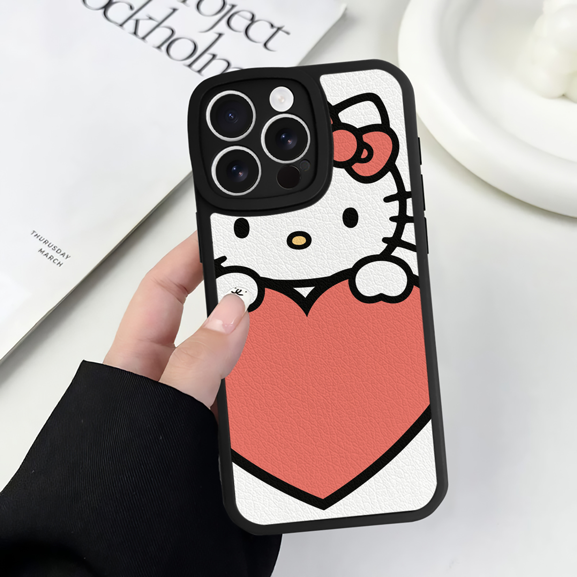 （画像用） Hello Kitty ハローキティ 【iPhone 16シリーズ対応】シリコンスマホケース（レザー調） 材質：シリコン